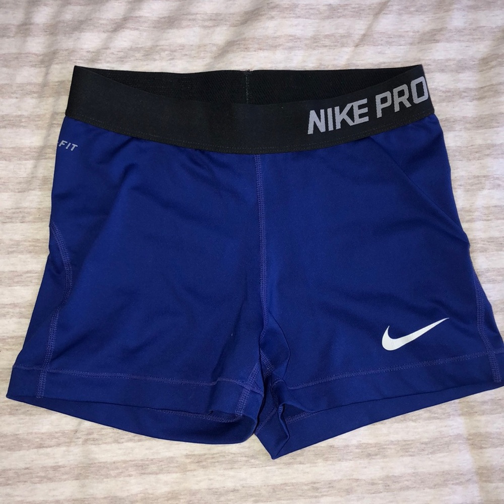 NIKE pro booty shorts!
